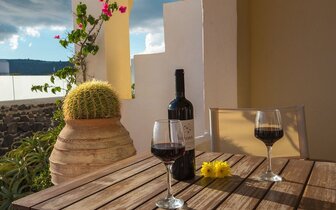 Hotel Iliada Odysseas - Santorini - terasa -  letecký zájazd CK TURANCAR