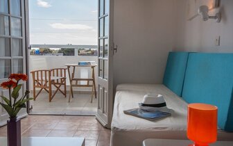 Hotel Iliada Odysseas - Santorini - terasa -  letecký zájazd CK TURANCAR