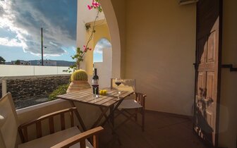 Hotel Iliada Odysseas - Santorini - terasa -  letecký zájazd CK TURANCAR