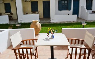 Hotel Iliada Odysseas - Santorini - terasa -  letecký zájazd CK TURANCAR