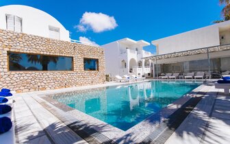 Hotel Iliada Odysseas - Santorini - exteriér - bazén -  letecký zájazd CK TURANCAR