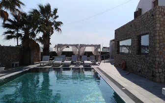 Hotel Iliada Odysseas - Santorini - exteriér - bazén -  letecký zájazd CK TURANCAR