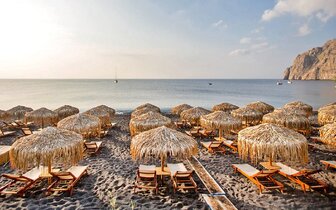 Santorini - pláž s čiernym sopečným pieskom - letecký zájazd CK TURANCAR