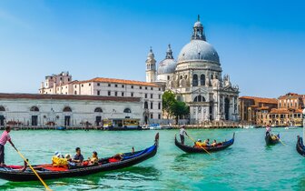 CK Turancar, Letecký poznávací zájazd, Taliansko, Karnevalové Benátky a výlet do Padovy, Gondolas on Canal Grande 