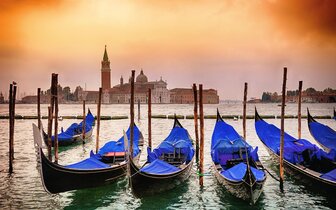 CK Turancar, Letecký poznávací zájazd, Taliansko, Karnevalové Benátky a výlet do Padovy, gondolas