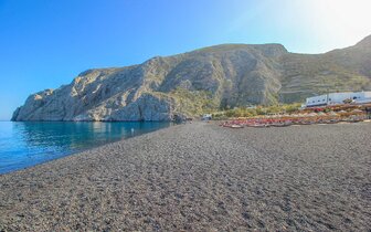 Santorini - pláž s vulkanickým pieskom - letecký poznávací zájazd CK TURANCAR