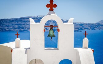 Santorini - pohľad na vežu kostolíka - letecký poznávací zájazd CK TURANCAR