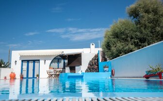 Villa Limnes - Perissa - exteriér a bazén - letecký zájazd CK TURANCAR