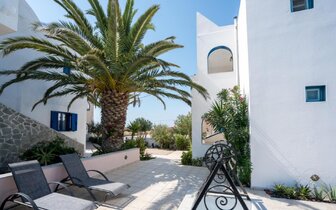 Villa Limnes - Perissa - exteriér  - letecký zájazd CK TURANCAR