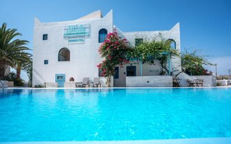 Villa Limnes - Perissa - exteriér a bazén - letecký zájazd CK TURANCAR