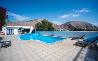 Villa Limnes - Perissa - exteriér a bazén - letecký zájazd CK TURANCAR