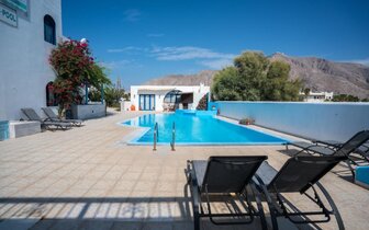 Villa Limnes - Perissa - exteriér a bazén - letecký zájazd CK TURANCAR