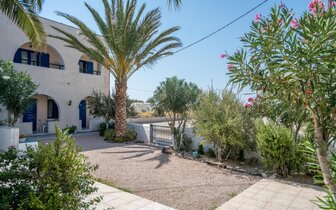 Villa Limnes - Perissa - exteriér  - letecký zájazd CK TURANCAR