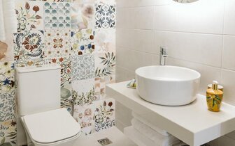 Villa Limnes - Perissa - kúpeľňa  - letecký zájazd CK TURANCAR