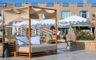 Mangia´s Sardinia Resort - terasa - letecký zájazd CK Turancar - Taliansko - Sardínia