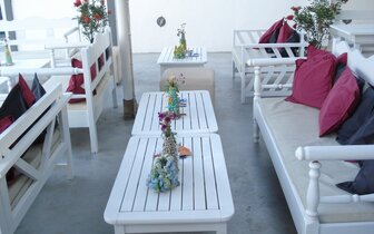 Hotel Perissa bay - Santorini - Perissa - terasa -  letecký zájazd CK TURANCAR