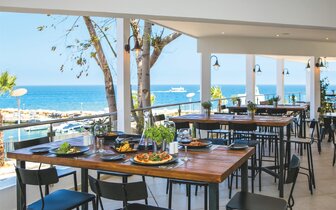 Golden Coast Beach – bar– letecký zájazd CK Turancar – Cyprus, Protaras