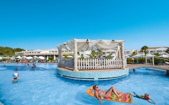 Sandy Beach – bazén – letecký zájazd CK Turancar – Cyprus, Larnaca 