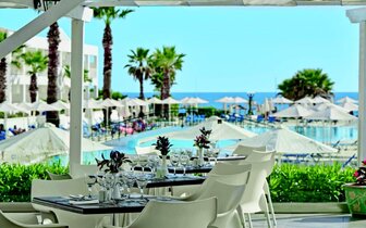 Sandy Beach – terasa– letecký zájazd CK Turancar – Cyprus, Larnaca 