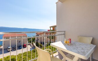 Villa Lana - balkón s posedením - autobusový zájazd CK Turancar - Chorvátsko, Omiš, Nemira