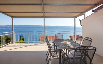 Villa Lana - terasa s posedením - autobusový zájazd CK Turancar - Chorvátsko, Omiš, Nemira