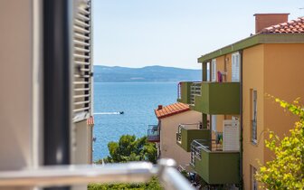 Villa Lana - balkón s bočným výhľadom - autobusový zájazd CK Turancar - Chorvátsko, Omiš, Nemira