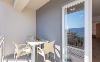 Villa Lana - balkón s posedením - autobusový zájazd CK Turancar - Chorvátsko, Omiš, Nemira