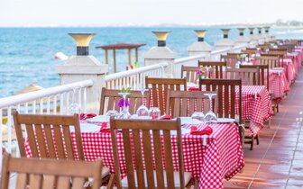 Salamis Bay Conti – terasa – letecký zájazd CK Turancar – Severný Cyprus - Famagusta