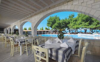 Portes Beach – terasa – letecký zájazd CK Turancar – Chalkidiki - Nea Potidea