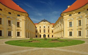 CK Turancar, autobusový poznávací zájazd, Morava, zámok Slavkov u Brna CK Turancar, autobusový poznávací zájazd, Morava, zámok Slavkov u Brna