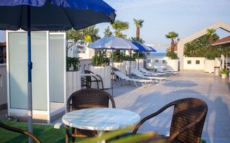 Hotel Europe - slnenčá terasa - Paralia - letecký zájazd CK TURANCAR