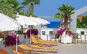 Hotel Europe - slnenčá terasa - Paralia - letecký zájazd CK TURANCAR