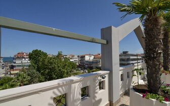 Hotel Europe - slnenčá terasa - Paralia - letecký zájazd CK TURANCAR