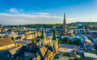 CK Turancar, autobusový poznávací zájazd, Česko a Rakúsko, Linz, panoráma mesta s katedrálou CK Turancar, autobusový poznávací zájazd, Česko a Rakúsko, Linz, panoráma mesta s katedrálou