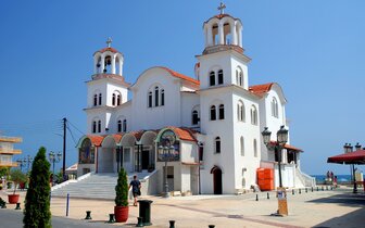Námestie - kostol - autobusový a letecký zájazd CK Turancar - Grécko, Olympská riviéra, Paralia  Námestie - kostol - autobusový a letecký zájazd CK Turancar - Grécko, Olympská riviéra, Paralia