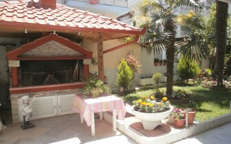 Apartmány Stella - záhradný gril - autobusová doprava CK Turancar - Grécko, Olympská riviéra, Olympic beach