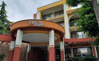 Hotel Yavor Palace - vchod - letecký a autobusový zájazd CK Turancar - Bulharsko, Slnečné pobrežie  Hotel Yavor Palace - vchod - letecký a autobusový zájazd CK Turancar - Bulharsko, Slnečné pobrežie