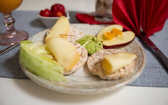 Zeus - bufetové stoly - letecký a autobusový zájazd CK Turancar - Bulharsko, Pomorie