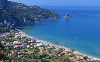 Grécko - Korfu - Hotel Mayor La Grotta Verde -  pláž v Agios Gordis