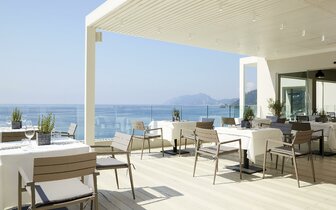 Grécko - Korfu - Hotel Mayor La Grotta Verde - terasa