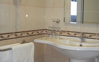 Hotel Queen Nelly - kúpeľňa - letecký a autobusový zájazd CK Turancar - Bulharsko, Primorsko Hotel Queen Nelly - kúpeľňa - letecký a autobusový zájazd CK Turancar - Bulharsko, Primorsko