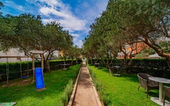 Hotel Nikola - záhrada - autobusový zájazd CK Turancar - Chorvátsko, Vodice Hotel Nikola - záhrada - autobusový zájazd CK Turancar - Chorvátsko, Vodice