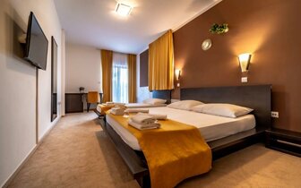 Hotel Nikola - izba - autobusový zájazd CK Turancar - Chorvátsko, Vodice Hotel Nikola - izba - autobusový zájazd CK Turancar - Chorvátsko, Vodice