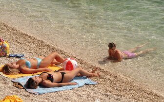 hotel Brzet - pláž - autobusový zájazd CK Turancar - Chorvátsko, Omiš hotel Brzet - pláž - autobusový zájazd CK Turancar - Chorvátsko, Omiš