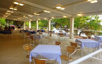 hotel Brzet - letná terasa - autobusový zájazd CK Turancar - Chorvátsko, Omiš hotel Brzet - letná terasa - autobusový zájazd CK Turancar - Chorvátsko, Omiš