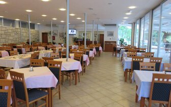 hotel Brzet - reštaurácia - autobusový zájazd CK Turancar - Chorvátsko, Omiš hotel Brzet - reštaurácia - autobusový zájazd CK Turancar - Chorvátsko, Omiš