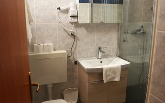 hotel Aurora - izba - autobusový zájazd CK Turancar - Chorvátsko, Podgora hotel Aurora - izba - autobusový zájazd CK Turancar - Chorvátsko, Podgora