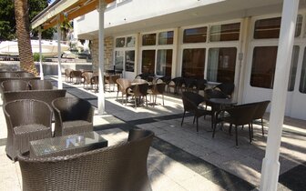 hotel Palma - vonkajšia terasa - autobusový zájazd CK Turancar - Chorvátsko - Makarska