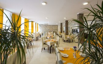 hotel Palma - reštaurácia - autobusový zájazd CK Turancar - Chorvátsko - Makarska