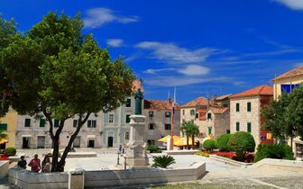 Vila Dalmacija - Makarska - námestie - autobusový zájazd CK Turancar - Chorvátsko, Makarska